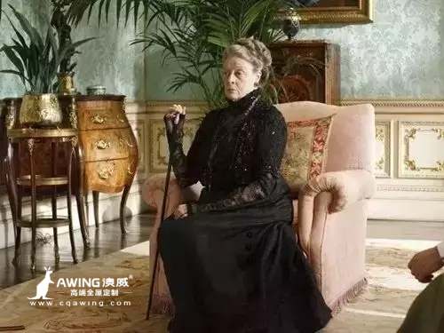 重庆澳威全屋定制：《唐顿庄园》老伯爵夫人坐在沙发上剧照